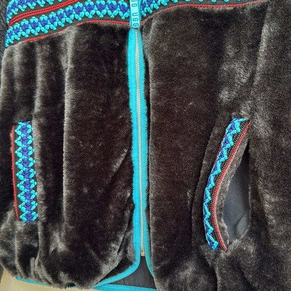 New! UGG® Women’s Marlene Sherpa Jacket Heritage Braid
Faux Fur Jacket Sz M - Picture 10 of 14